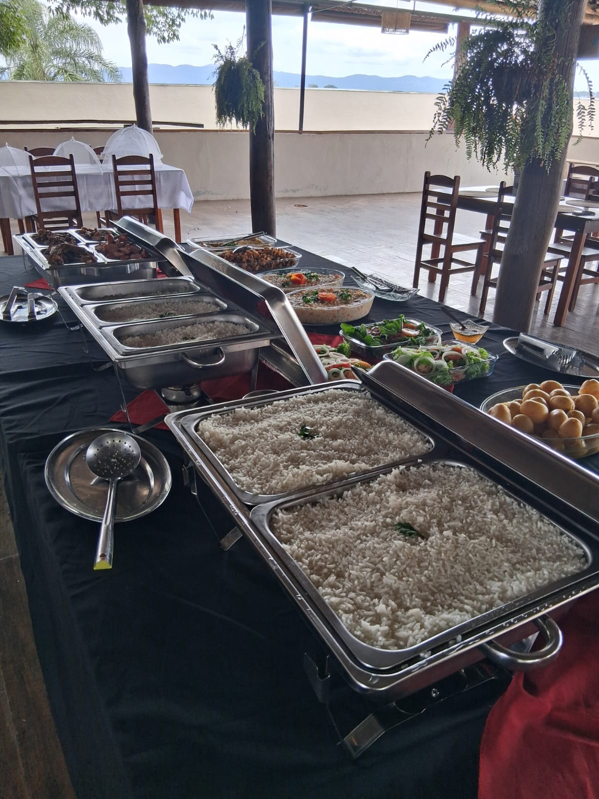 Buffet servido no salão com vista para a serra