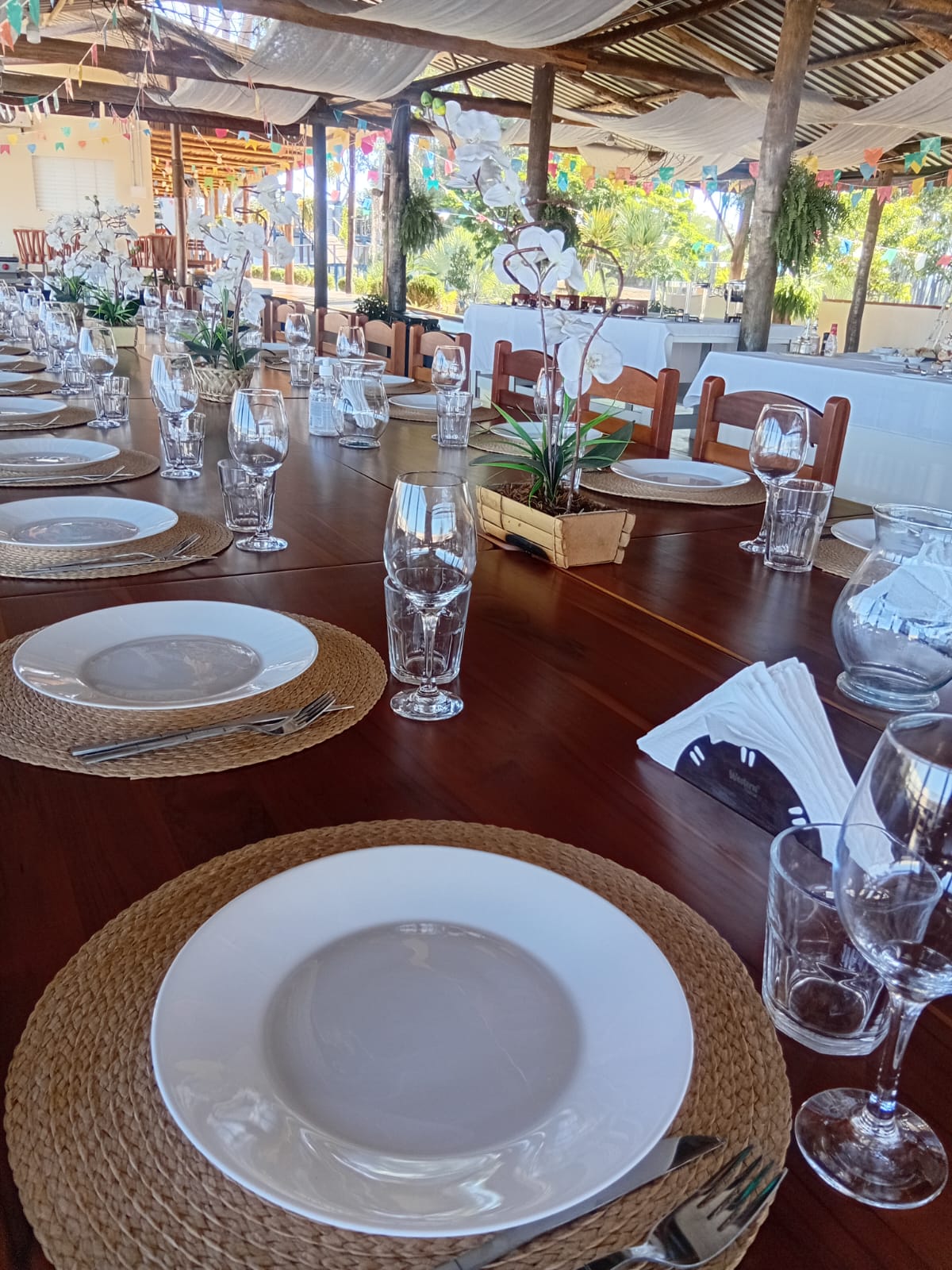 Mesa posta para almoço corporativo na Quinta dos Eucaliptos