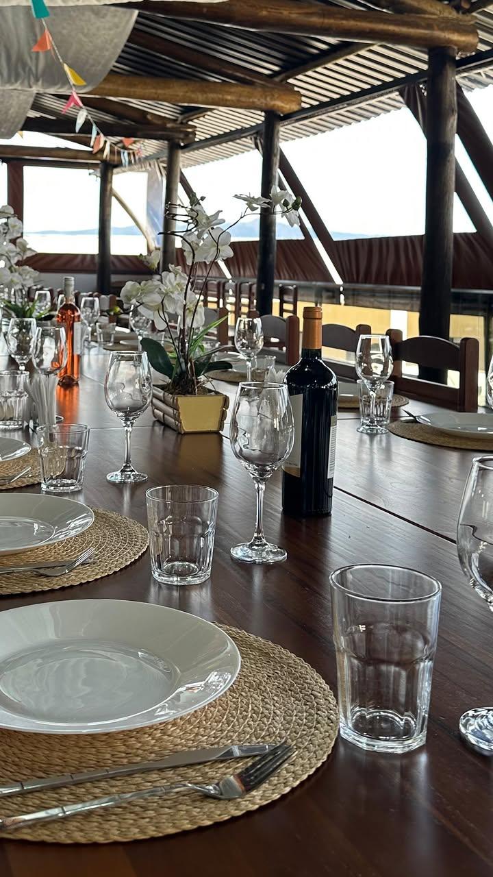 Mesa posta para almoço corporativo com vista para a serra